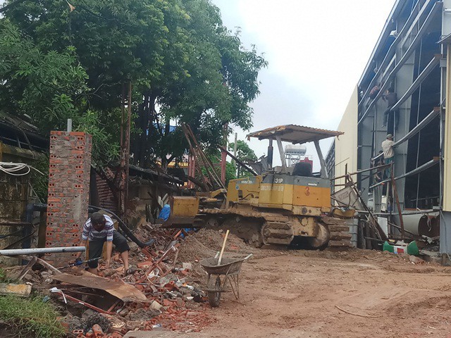 Thanh H&oacute;a: 4 c&ocirc;ng nh&acirc;n thương vong do sập tường r&agrave;o - Ảnh 1.