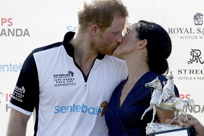 Meghan bỏ qua quy tắc hoàng gia, xuất hiện bất ngờ không báo trước, công khai hôn chồng trong sự kiện mới nhất - Ảnh 3. Meghan bỏ qua quy tắc hoàng gia, xuất hiện bất ngờ không báo trước, công khai hôn chồng trong sự kiện mới nhất - Ảnh 3.