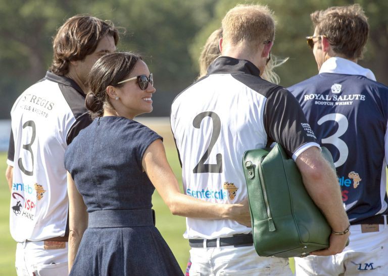 Meghan bỏ qua quy tắc hoàng gia, xuất hiện bất ngờ không báo trước, công khai hôn chồng trong sự kiện mới nhất - Ảnh 5. Meghan bỏ qua quy tắc hoàng gia, xuất hiện bất ngờ không báo trước, công khai hôn chồng trong sự kiện mới nhất - Ảnh 5.