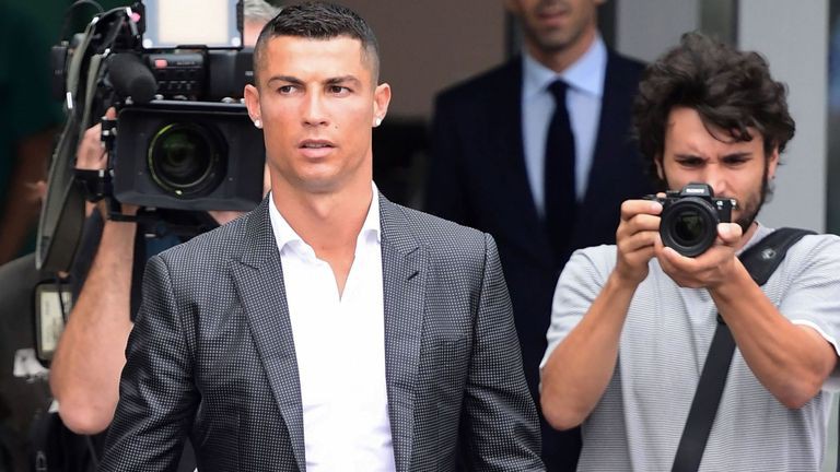 Ronaldo gật đầu nộp phạt vì tội trốn thuế ở Tây Ban Nha - Ảnh 1. Ronaldo gật đầu nộp phạt vì tội trốn thuế ở Tây Ban Nha - Ảnh 1.