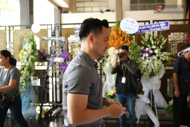 Bạn bè nghệ sĩ có mặt từ sớm, thắp nén nhang tiễn biệt NSƯT Thanh Hoàng - Ảnh 14.