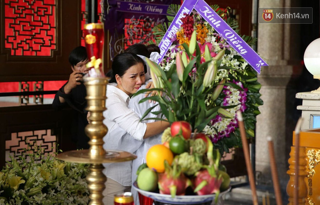 Bạn bè nghệ sĩ có mặt từ sớm, thắp nén nhang tiễn biệt NSƯT Thanh Hoàng - Ảnh 16.