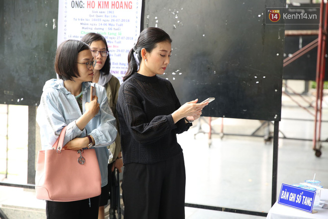 Bạn bè nghệ sĩ có mặt từ sớm, thắp nén nhang tiễn biệt NSƯT Thanh Hoàng - Ảnh 11.