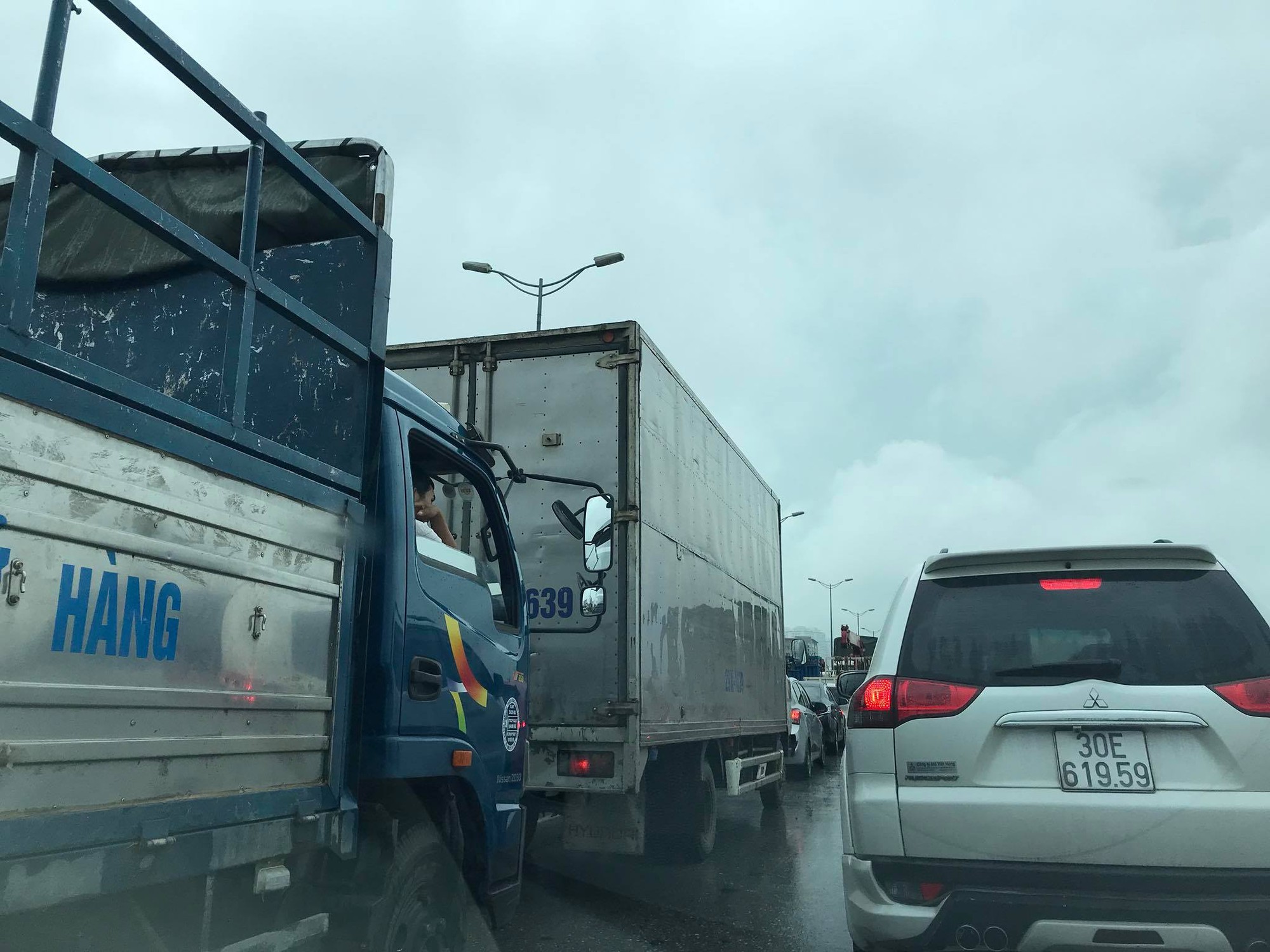 Hà Nội: Xe tải gặp sự cố, đường vành đai 3 trên cao tắc nghẽn kéo dài - Ảnh 2. Hà Nội: Xe tải gặp sự cố, đường vành đai 3 trên cao tắc nghẽn kéo dài - Ảnh 2.
