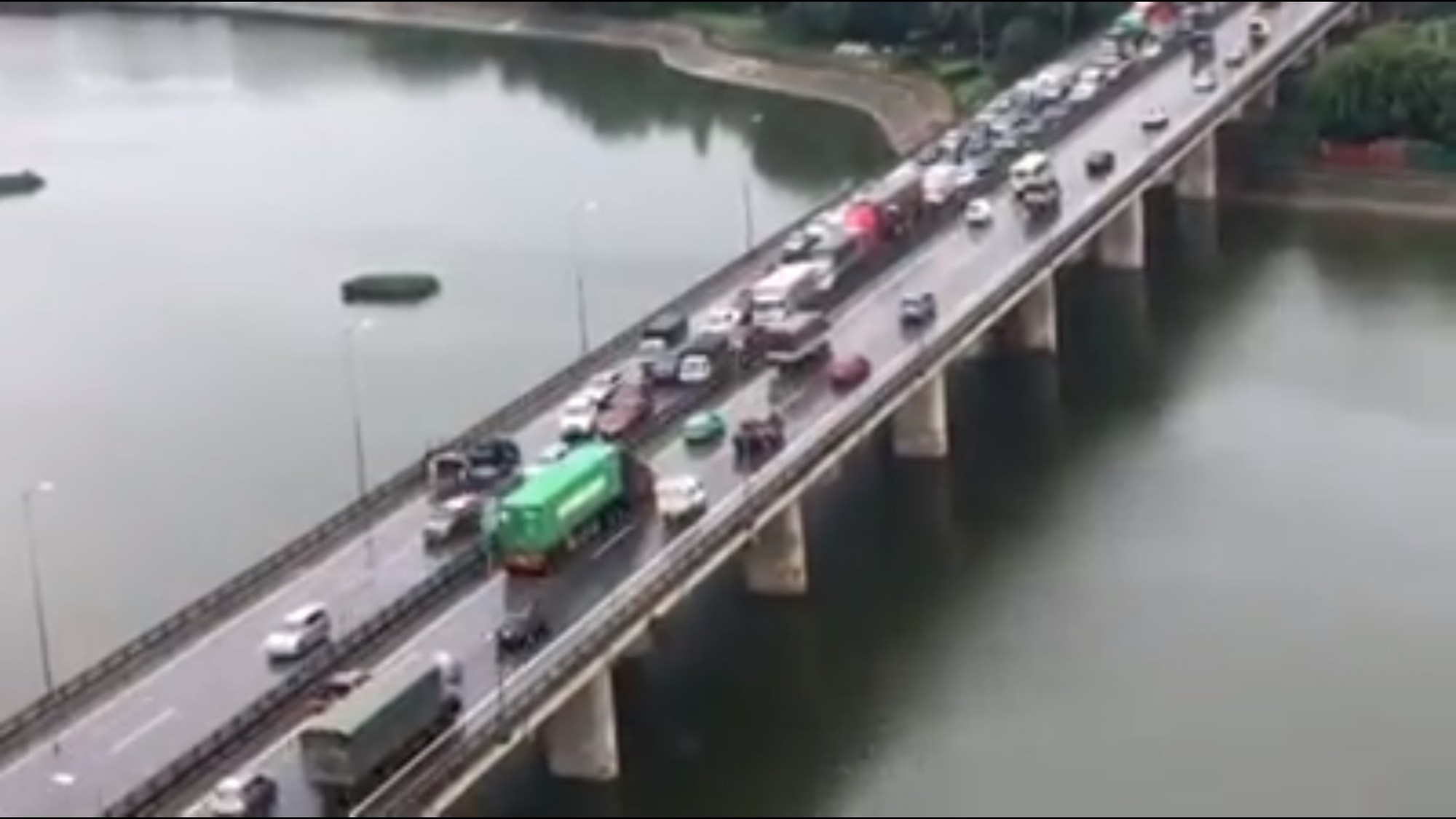 Hà Nội: Xe tải gặp sự cố, đường vành đai 3 trên cao tắc nghẽn kéo dài - Ảnh 3. Hà Nội: Xe tải gặp sự cố, đường vành đai 3 trên cao tắc nghẽn kéo dài - Ảnh 3.