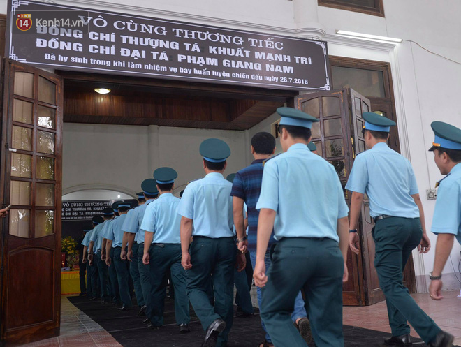 Xúc động lễ viếng 2 phi công hi sinh trong vụ rơi máy bay Su-22 tại Nghệ An - Ảnh 3.