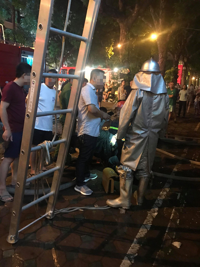 Cửa h&agrave;ng quần &aacute;o tr&ecirc;n phố H&agrave; Nội bốc ch&aacute;y, cả gia đ&igrave;nh được đưa xuống bằng xe thang - Ảnh 4.