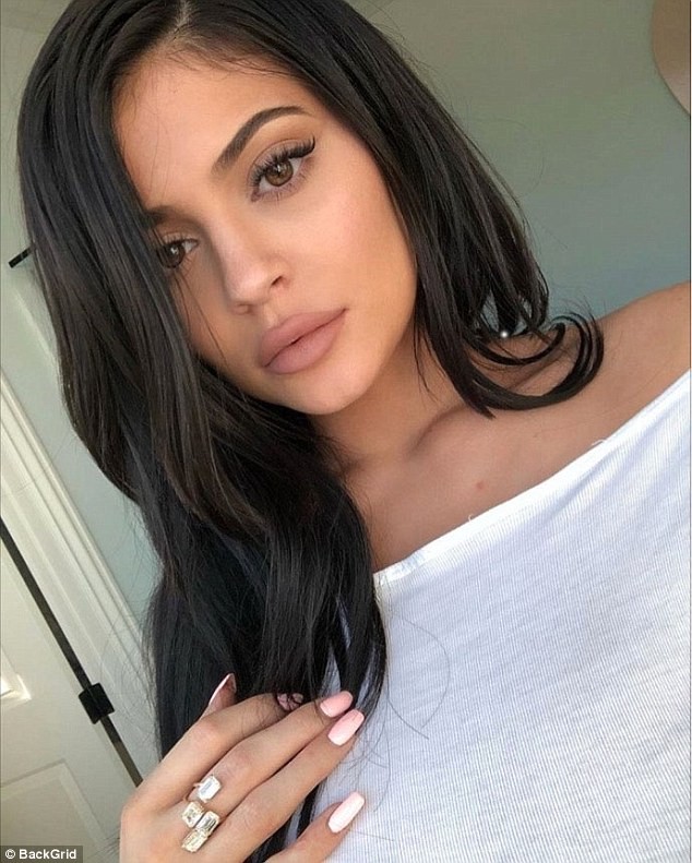 Chán môi mỏng, Kylie Jenner lại quay về với phong cách môi tều gợi cảm - Ảnh 1.