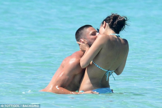 Giroud hôn vợ say đắm giữa biển xanh nắng vàng - Ảnh 3.