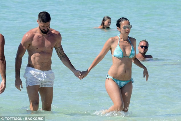 Giroud hôn vợ say đắm giữa biển xanh nắng vàng - Ảnh 5.