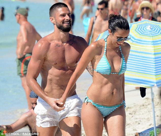 Giroud hôn vợ say đắm giữa biển xanh nắng vàng - Ảnh 1.