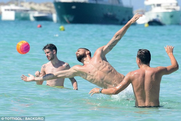 Giroud hôn vợ say đắm giữa biển xanh nắng vàng - Ảnh 2.