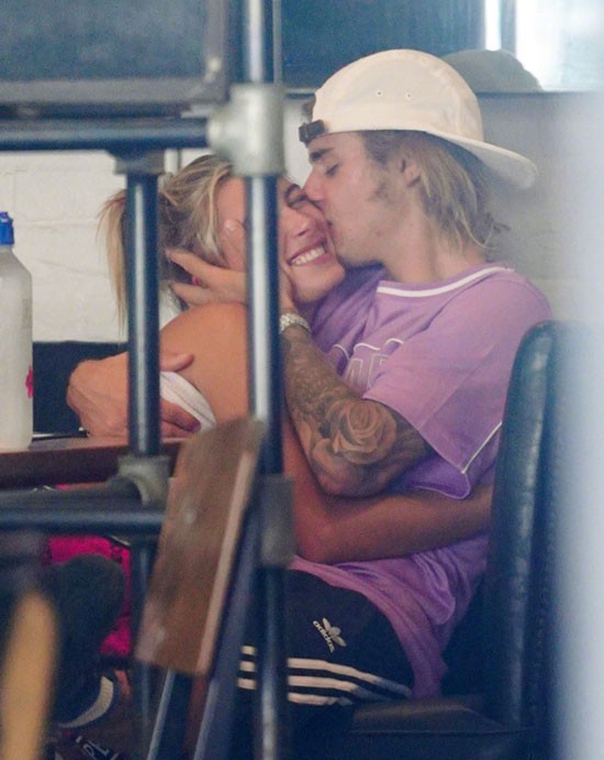 Justin Bieber và Hailey Baldwin lại làm F.A cả thế giới ghen tị với loạt ảnh ôm hôn bất chấp mọi ánh nhìn - Ảnh 2.