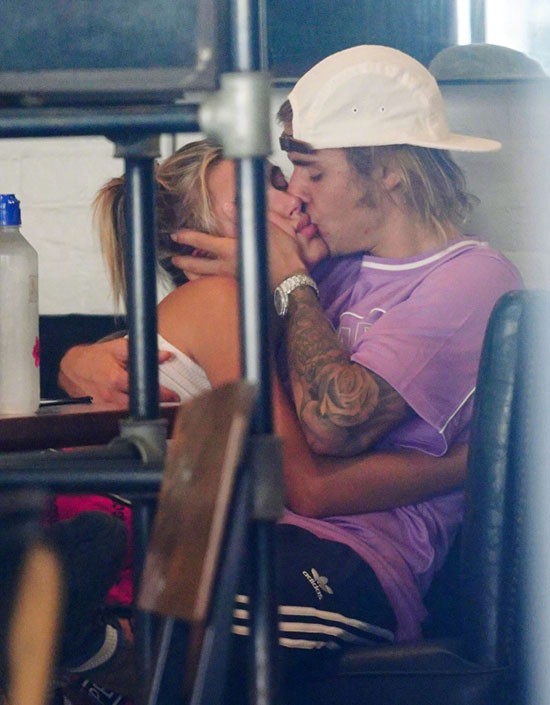 Justin Bieber và Hailey Baldwin lại làm F.A cả thế giới ghen tị với loạt ảnh ôm hôn bất chấp mọi ánh nhìn - Ảnh 3.