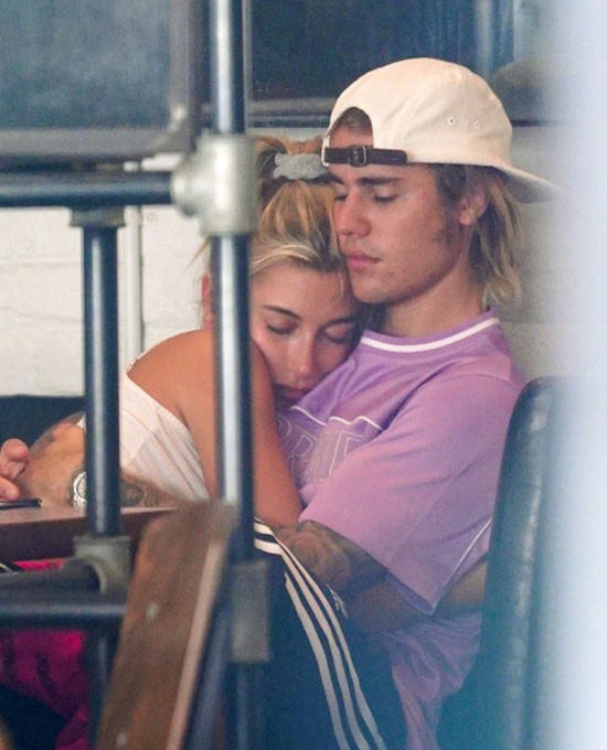 Justin Bieber và Hailey Baldwin lại làm F.A cả thế giới ghen tị với loạt ảnh ôm hôn bất chấp mọi ánh nhìn - Ảnh 1.