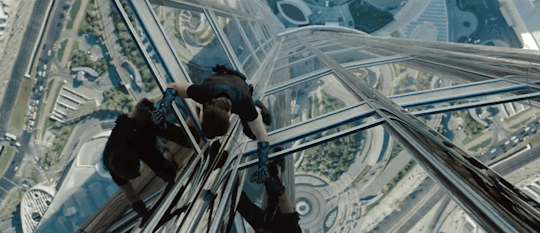 7 cảnh hành động ngầu nhất mà Tom Cruise từng thực hiện trong loạt Mission: Impossible đình đám - Ảnh 4.