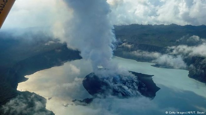 Toàn bộ cư dân trên một đảo ở Vanuatu phải sơ tán do núi lửa - Ảnh 1. Toàn bộ cư dân trên một đảo ở Vanuatu phải sơ tán do núi lửa - Ảnh 1.