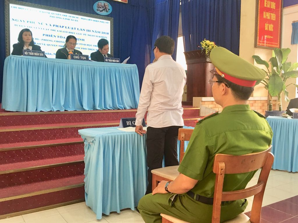 Phiên toà giả định vụ bé gái 10 tuổi bị người tình của mẹ chở đi chơi rồi xâm hại tình dục tại quán karaoke - Ảnh 1. Phiên toà giả định vụ bé gái 10 tuổi bị người tình của mẹ chở đi chơi rồi xâm hại tình dục tại quán karaoke - Ảnh 1.