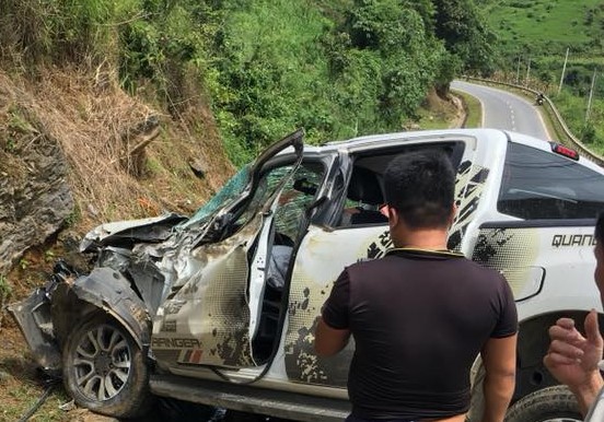 Xe b&aacute;n tải mất l&aacute;i đ&acirc;m v&aacute;ch n&uacute;i, 2 người nguy kịch - Ảnh 1.