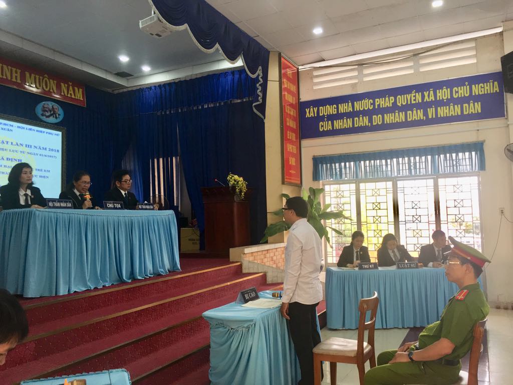 Phiên toà giả định vụ bé gái 10 tuổi bị người tình của mẹ chở đi chơi rồi xâm hại tình dục tại quán karaoke - Ảnh 3. Phiên toà giả định vụ bé gái 10 tuổi bị người tình của mẹ chở đi chơi rồi xâm hại tình dục tại quán karaoke - Ảnh 3.
