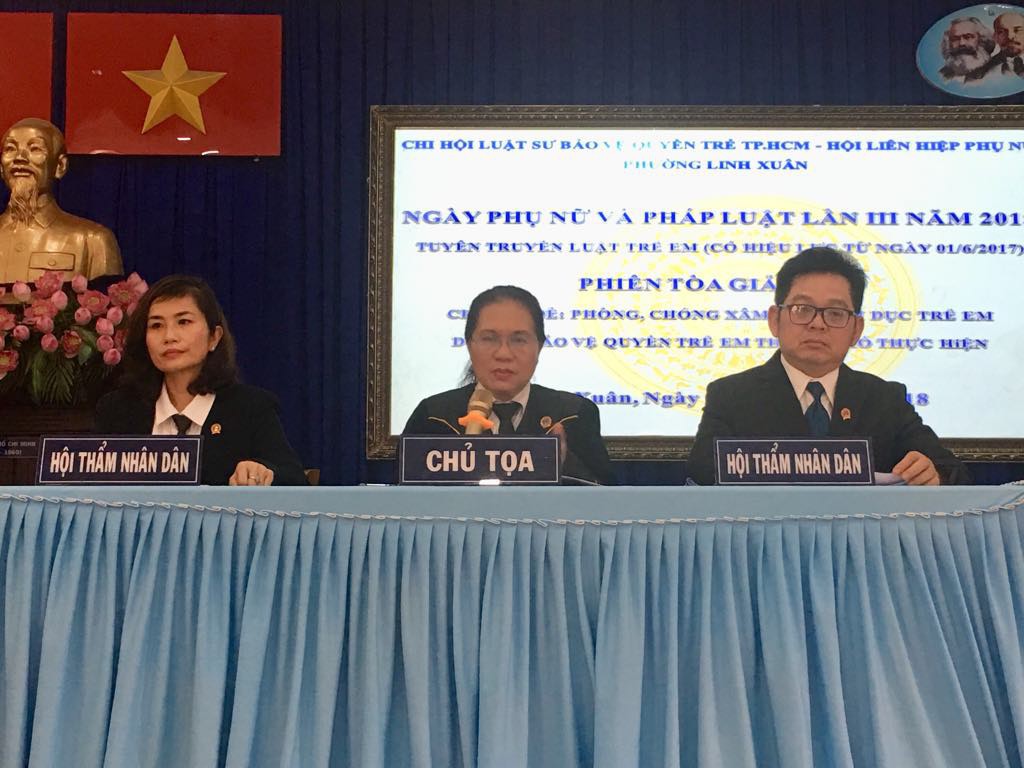 Phiên toà giả định vụ bé gái 10 tuổi bị người tình của mẹ chở đi chơi rồi xâm hại tình dục tại quán karaoke - Ảnh 4. Phiên toà giả định vụ bé gái 10 tuổi bị người tình của mẹ chở đi chơi rồi xâm hại tình dục tại quán karaoke - Ảnh 4.