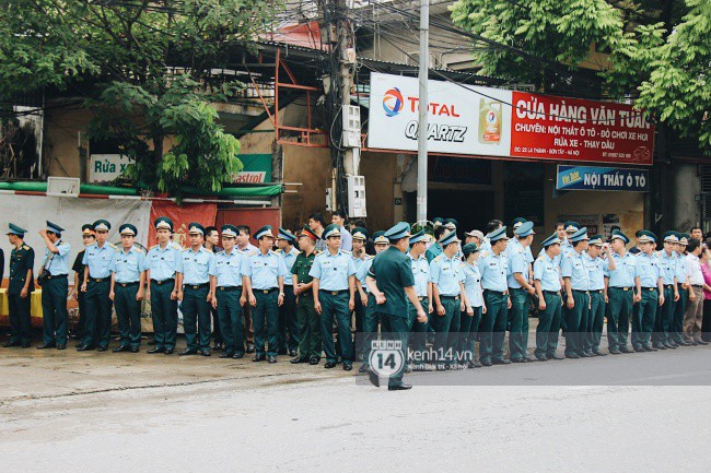 Lễ tang chiến sĩ Khuất Mạnh Trí: Người mẹ rơi nước mắt, đau đớn đón linh cữu con trở về - Ảnh 2.