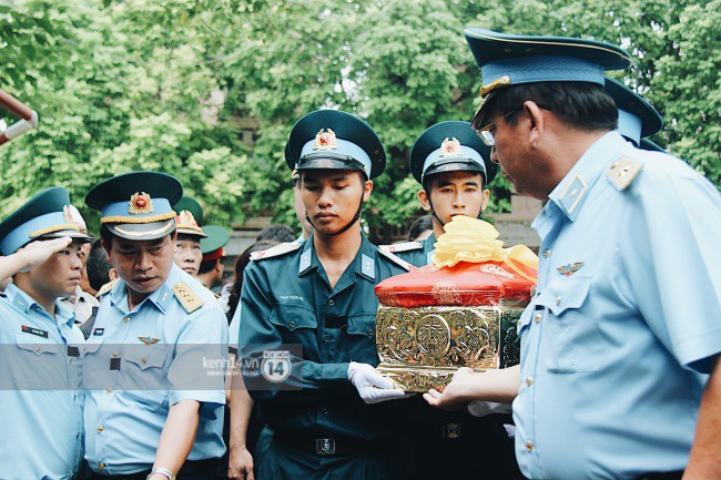 Lễ tang chiến sĩ Khuất Mạnh Trí: Người mẹ rơi nước mắt, đau đớn đón linh cữu con trở về - Ảnh 5.