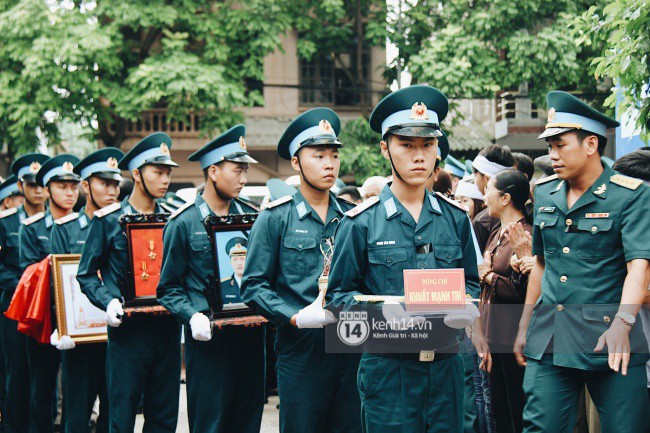 Lễ tang chiến sĩ Khuất Mạnh Trí: Người mẹ rơi nước mắt, đau đớn đón linh cữu con trở về - Ảnh 6.