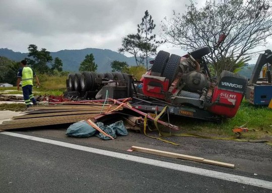 Tai nạn lật xe tải ở Brasil: Bé gái sơ sinh sống sót kỳ diệu sau khi rơi ra khỏi bụng mẹ - Ảnh 2.