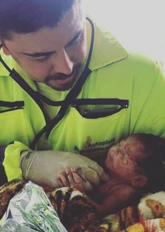 Tai nạn lật xe tải ở Brasil: Bé gái sơ sinh sống sót kỳ diệu sau khi rơi ra khỏi bụng mẹ - Ảnh 3.
