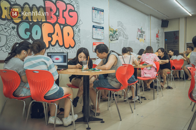 Nắng n&oacute;ng đỉnh điểm, sinh vi&ecirc;n mang cả chăn gối v&agrave;o cửa h&agrave;ng tiện lợi ăn, học v&agrave; ngủ! - Ảnh 7.