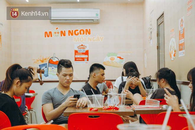 Nắng n&oacute;ng đỉnh điểm, sinh vi&ecirc;n mang cả chăn gối v&agrave;o cửa h&agrave;ng tiện lợi ăn, học v&agrave; ngủ! - Ảnh 4.