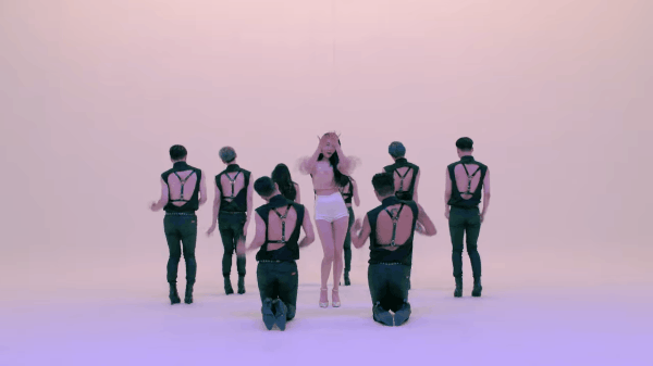 Nữ idol tự nhận quyến rũ nhất Kpop tung clip nh&aacute; h&agrave;ng với d&agrave;n vũ c&ocirc;ng nam mang gi&agrave;y cao g&oacute;t - Ảnh 1.