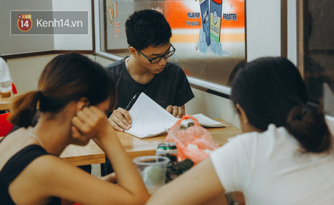 Nắng n&oacute;ng đỉnh điểm, sinh vi&ecirc;n mang cả chăn gối v&agrave;o cửa h&agrave;ng tiện lợi ăn, học v&agrave; ngủ! - Ảnh 8.