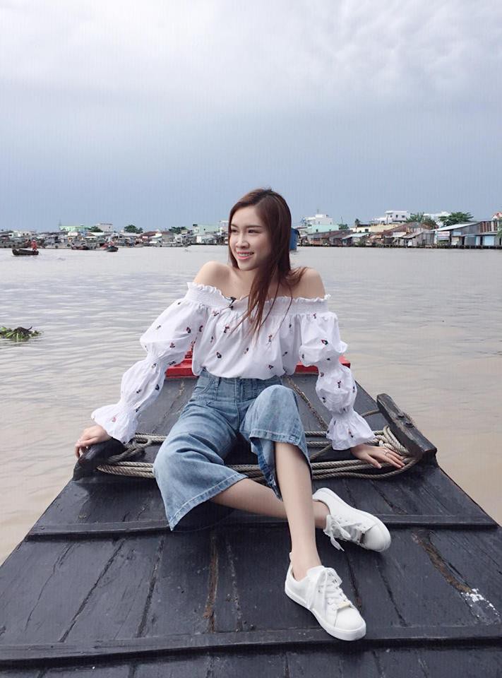 Ngất ngây trước nhan sắc xinh đẹp của nữ MC 22 tuổi được mệnh danh nóng bỏng nhất nhà đài VTV - Ảnh 12. Ngất ngây trước nhan sắc xinh đẹp của nữ MC 22 tuổi được mệnh danh nóng bỏng nhất nhà đài VTV - Ảnh 12.