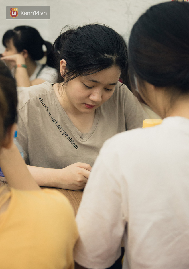 Nắng n&oacute;ng đỉnh điểm, sinh vi&ecirc;n mang cả chăn gối v&agrave;o cửa h&agrave;ng tiện lợi ăn, học v&agrave; ngủ! - Ảnh 11.