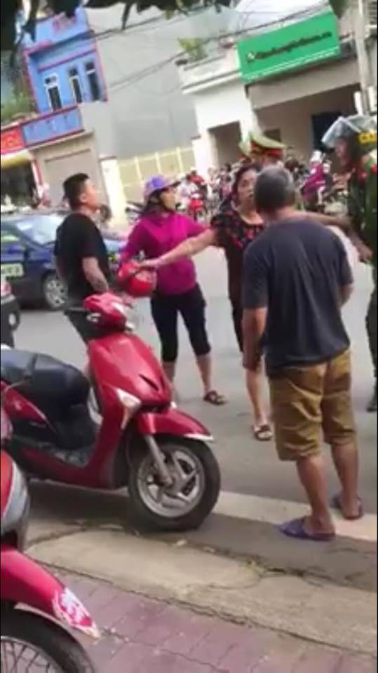 Sơn La: Bị bắt v&igrave; đi xe m&aacute;y kh&ocirc;ng đội mũ bảo hiểm, nam thanh ni&ecirc;n xăm trổ gọi cả bố mẹ đến chửi bới, lăng mạ c&ocirc;ng an - Ảnh 2.