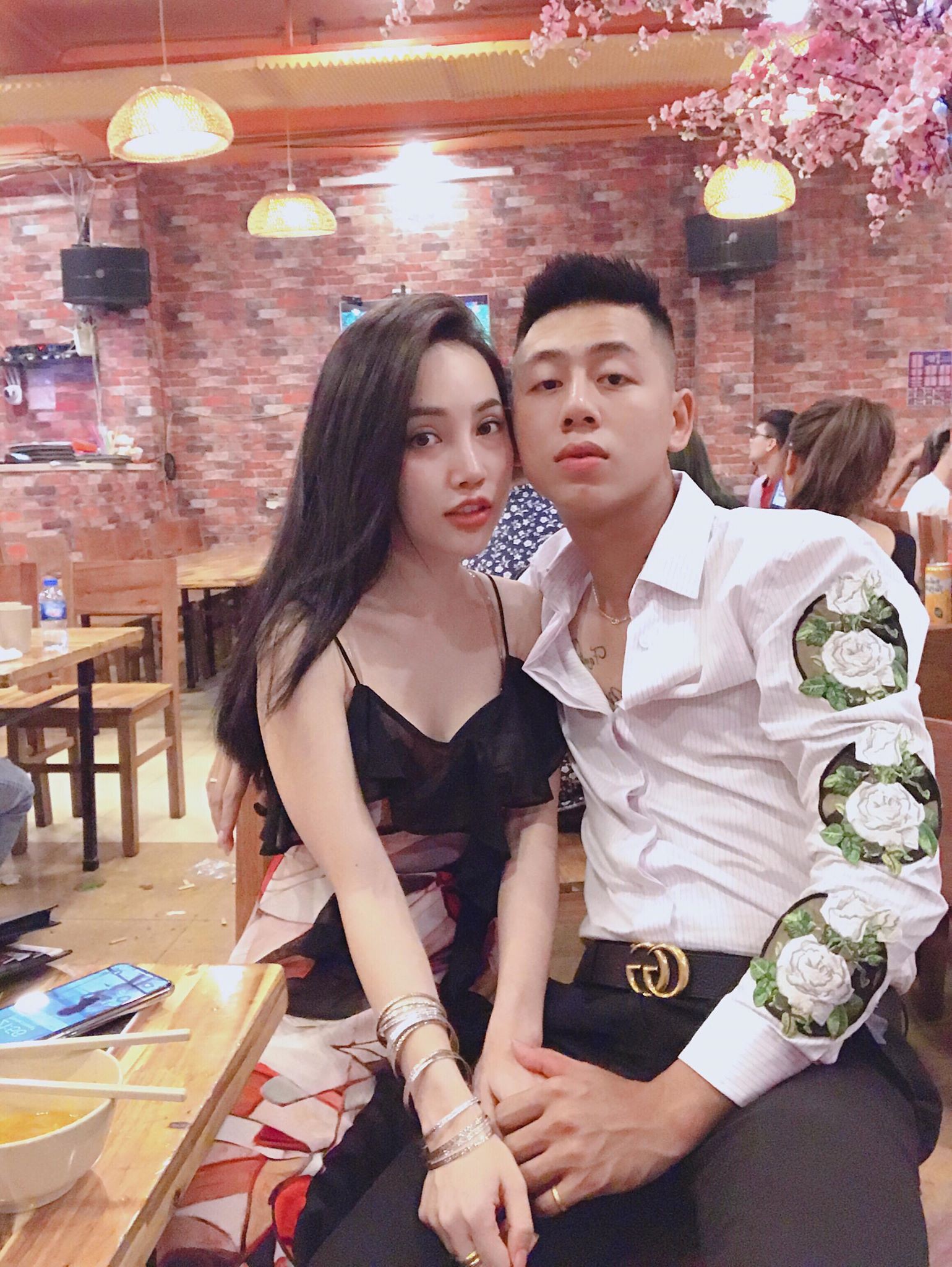 Chồng tự tay chọn váy, là lượt phẳng phiu vì không muốn vợ mặc áo phông đi sinh nhật: Vợ đẹp thì đàn ông mình đi đâu cũng mát mày mát mặt - Ảnh 3.