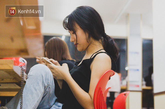 Nắng n&oacute;ng đỉnh điểm, sinh vi&ecirc;n mang cả chăn gối v&agrave;o cửa h&agrave;ng tiện lợi ăn, học v&agrave; ngủ! - Ảnh 2.