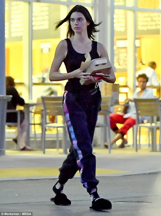 Là siêu mẫu kiếm nhiều tiền nhất thế giới, Kendall vẫn mặc đồ giản dị, để mặt mộc tự đi mua thức ăn - Ảnh 4.