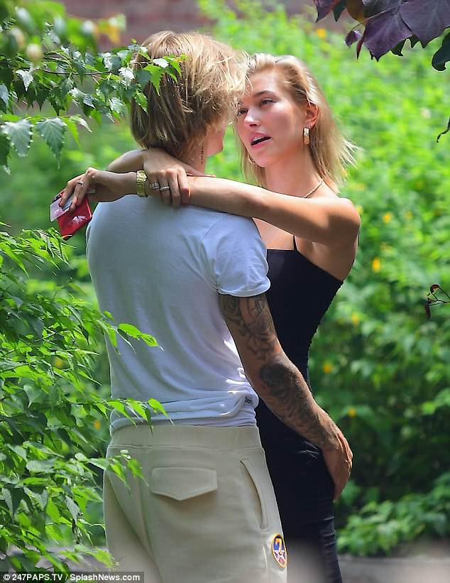 Justin Bieber ôm hôn Hailey cực lãng mạn chẳng khác thời còn yêu Selena Gomez - Ảnh 6.