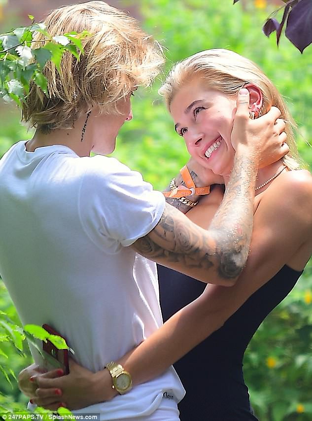 Justin Bieber ôm hôn Hailey cực lãng mạn chẳng khác thời còn yêu Selena Gomez - Ảnh 2.