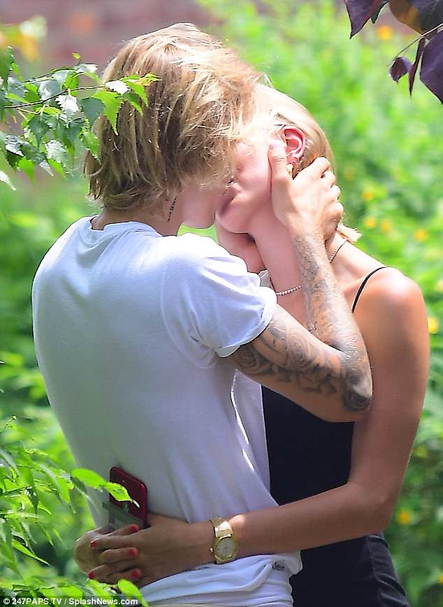 Justin Bieber ôm hôn Hailey cực lãng mạn chẳng khác thời còn yêu Selena Gomez - Ảnh 4.