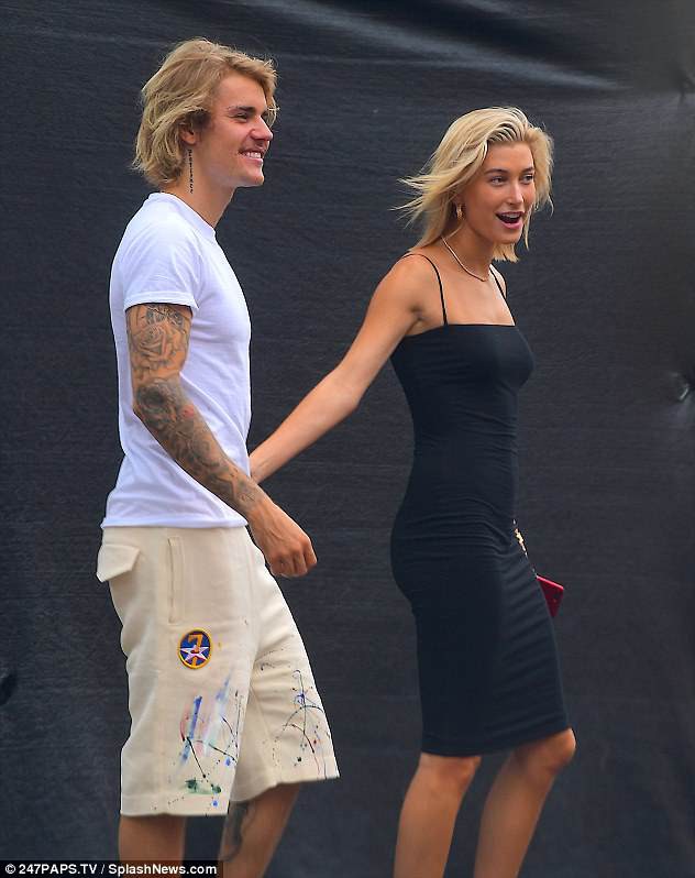 Justin Bieber ôm hôn Hailey cực lãng mạn chẳng khác thời còn yêu Selena Gomez - Ảnh 8.