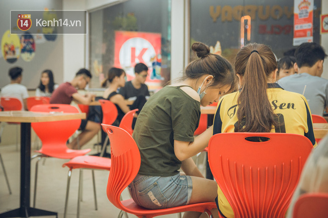 Nắng n&oacute;ng đỉnh điểm, sinh vi&ecirc;n mang cả chăn gối v&agrave;o cửa h&agrave;ng tiện lợi ăn, học v&agrave; ngủ! - Ảnh 14.