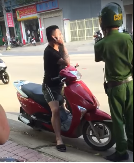 Sơn La: Bị bắt v&igrave; đi xe m&aacute;y kh&ocirc;ng đội mũ bảo hiểm, nam thanh ni&ecirc;n xăm trổ gọi cả bố mẹ đến chửi bới, lăng mạ c&ocirc;ng an - Ảnh 1.