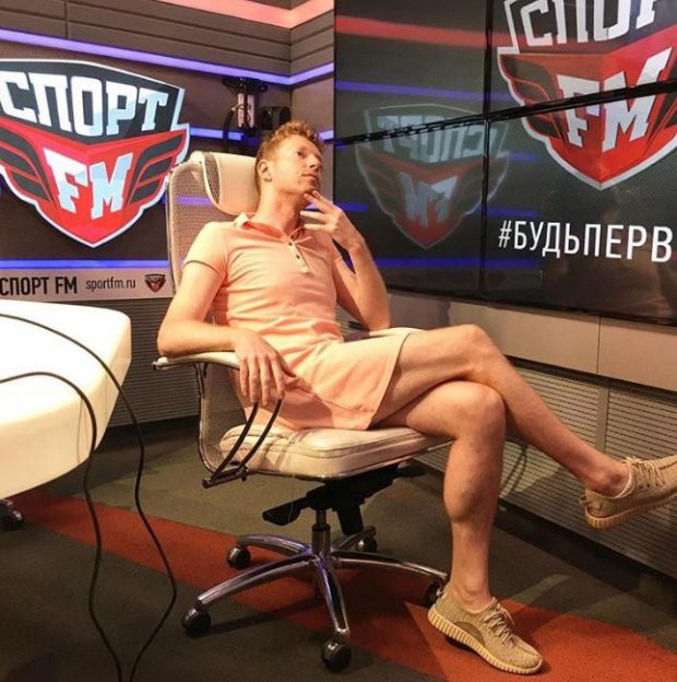 Nga vào tứ kết World Cup 2018, phát thanh viên mặc váy đi làm - Ảnh 1.