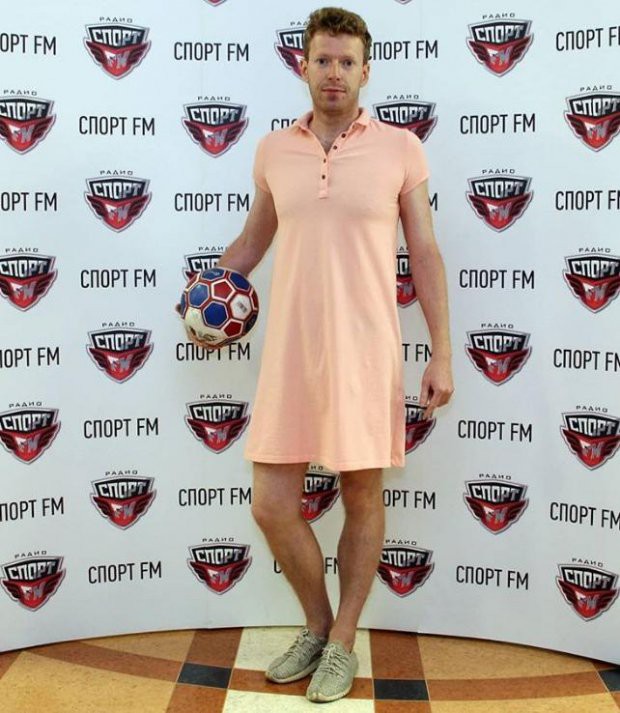 Nam phát thanh viên mặc váy đi làm, giữ đúng lời hứa sau khi chủ nhà Nga vào tứ kết World Cup 2018 - Ảnh 2.