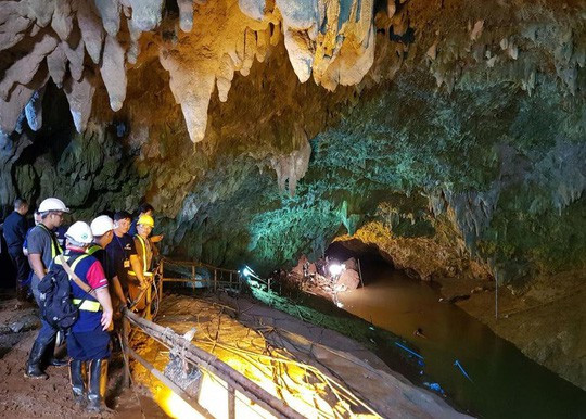 Vụ đội bóng mắc kẹt: May mà các em không bước xuống dòng nước xiết - Ảnh 2.