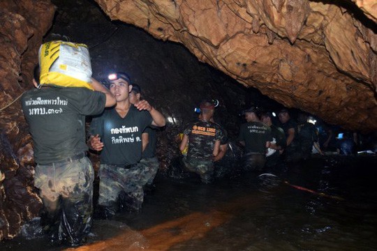 Làm thế nào đội bóng trẻ Thái Lan sống sót sau 9 ngày kẹt dưới hang? - Ảnh 2.